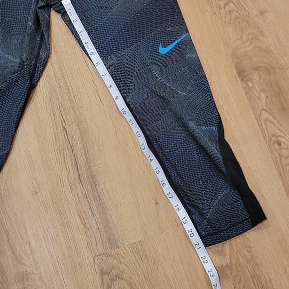 Nike Dri-Fit Capri Leggings - Picture 6 of 6